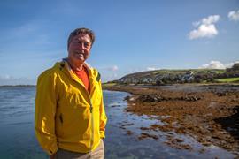 Ep5_070 John Torode and on the bay outside Linanne_s looking at camera (1)
