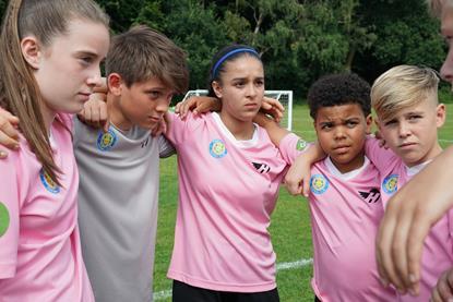 JamieJohnsonFC_S03_E02_EPSTILL_CBIP169N_huddle