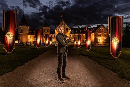 THE_TRAITORS_NETHERLANDS_S03__HOST_IMAGE_P8886 _The Dutch version was the first version of The Traitors (Dutch title De Verraders)  created and developed by IDTV in cooperation with RTL Creative Uni (1)