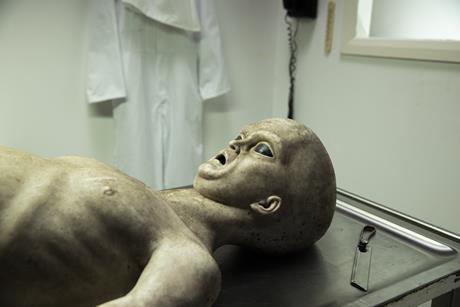 02_002_AlienAutopsy