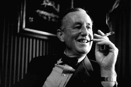 IFI1030_M_1963_IAN_FLEMING_SMOKING_AT_LONDON_DESK_ALAMY_B502GF