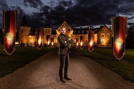 THE_TRAITORS_NETHERLANDS_S03__HOST_IMAGE_P8886 _The Dutch version was the first version of The Traitors (Dutch title De Verraders)  created and developed by IDTV in cooperation with RTL Creative Uni (1)