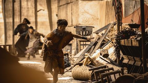 103_Survival_PompeiiOutOfTimeWithTomHiddleston_033