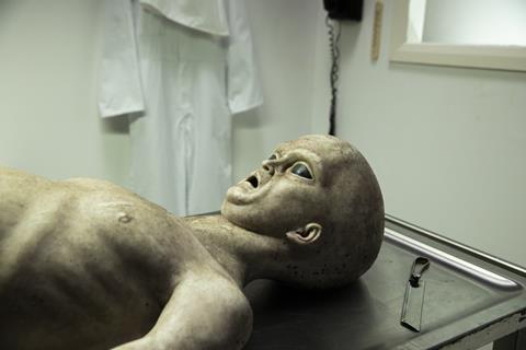 02_002_AlienAutopsy