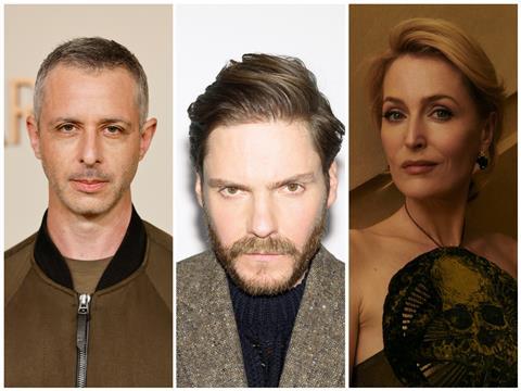 Jeremy Strong, Daniel Brühl, Gillian Anderson