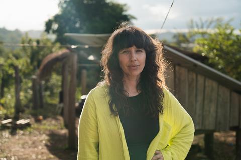 The Wall Brazil Lisa Jên Green Background 2