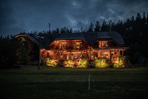 The lodge house at night - Photo by Matas Astrauskas