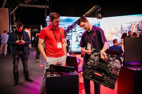 Simon with LEd panel - NATHANREINDS-ROEVisual-IBC-LR-67-min